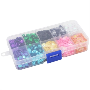 Détail d'une boîte de 10 compartiments avec des paillettes rondes multicolores pour DIY