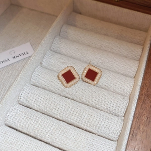 Boucles d'oreilles vintage carrées dorées avec émail rouge et bordure perles