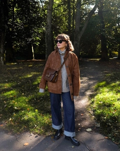 Style d'automne chic avec veste en daim marron et pull gris à col roulé pour femme