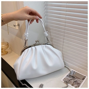 Détail du sac nuage plissé blanc avec fermoir en métal argenté et bandoulière chaîne