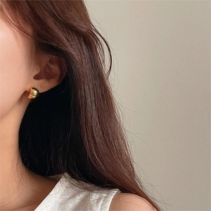 Orecchini minimalisti in argento 925 dorato con design curvo liscio e irregolare per donna