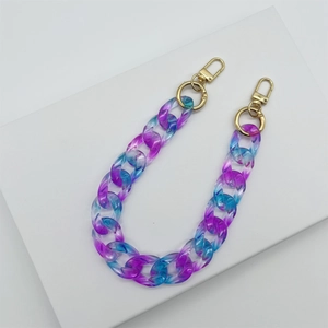 Nahaufnahme der lila-blauen Acryl-Kette mit goldenen Metall-Karabinerverschlüssen