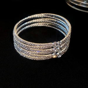 Detailopname van een zilveren meerlaagse armband bezet met glinsterende zirkonia stenen