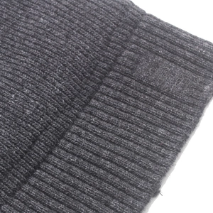Vue rapprochée détaillée d'un bonnet en laine gris foncé avec texture côtelée douce