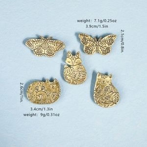 Tableau des tailles pour cinq broches vintage d'animaux dorés sur fond bleu clair