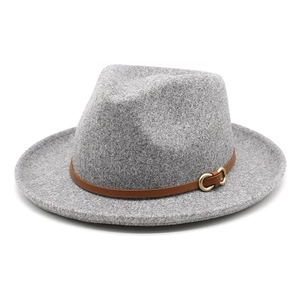 Détail d'un chapeau en feutre gris avec ruban en cuir marron et boucle dorée en fer à cheval