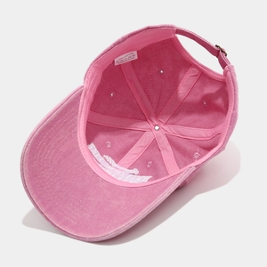 Vue intérieure de la casquette rose en coton avec coutures renforcées et boucle de réglage