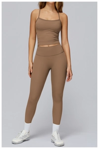 Détails de l'ensemble de yoga marron mat avec haut à fines bretelles et legging taille haute