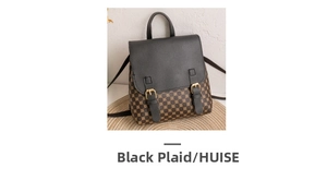 Detail eines Vintage-Rucksacks mit schwarzer Lederklappe und Goldschnallen auf Strohmatte