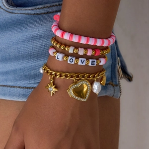 Detail von vierteiligen bunten Ton- und Goldperlenarmbändern mit LOVE-Buchstabenperlen
