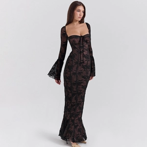 Détail de la robe en dentelle noire avec manches évasées et ourlet sirène ajusté
