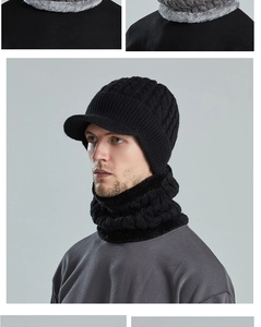 Détail de la doublure polaire grise chaude du bonnet tricoté noir et du cache-col