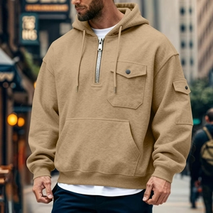 Detalle de sudadera con capucha caqui con cuello de cremallera y bolsillos en la manga