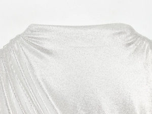 Vue détaillée du tissu en maille argentée avec paillettes scintillantes sur cette robe