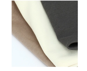 Détail de la texture maille côtelée en gris anthracite, beige et marron clair