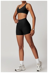 Vue détaillée d'un ensemble brassière de sport et short taille haute noir extensible