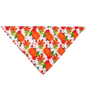 Détail d'un bandana pour animaux avec motifs de citrouilles et feuilles d'érable