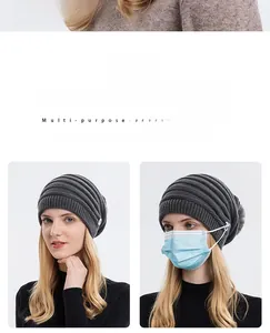 Détail du bonnet en tricot avec boutons latéraux pour masque et pompon en fausse fourrure