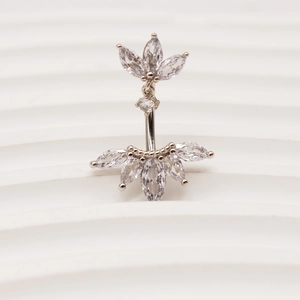 Détail du piercing de nombril en zircone cœur avec cristaux marquise en forme de fleur
