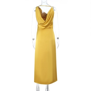 Détail d'une robe longue en satin doré avec col bénitier et design dos nu élégant