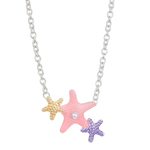Dettaglio della collana d'argento con stelle marine rosa, viola e oro e una piccola perla