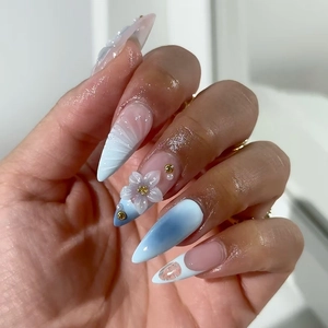 Unghie Finte A Pressione Sfumate Blu Bianco Con Fiori 3D E Künstliche Perle Mandorla Unghie Francesi Manicure Staccabile Per Donne