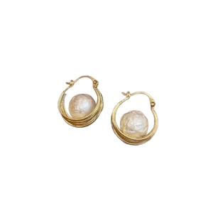 Élégantes créoles en plaqué or 16 carats avec perles blanches et design de fil enroulé