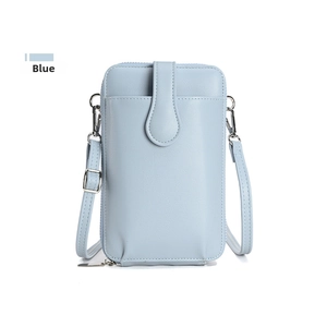Dettaglio della borsa per cellulare in PU azzurro con trama a grana e ganci metallici