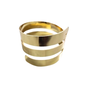 Bracciale rigido a spirale dorata minimalista con design geometrico multistrato