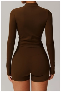 Rückansicht von engem schokobraunem Yoga-Oberteil und High-Waist Sport-Shorts