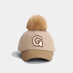 Detailansicht Kinder-Baseballkappe mit G-Aufnäher und weichem Kunstpelz-Bommel-Design