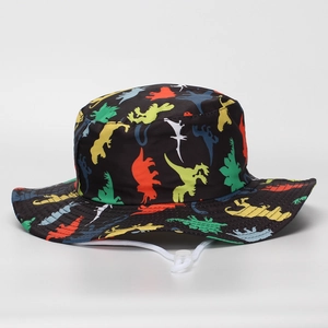 Détail du chapeau de soleil enfant avec motifs dinosaures et cordon coupe-vent réglable