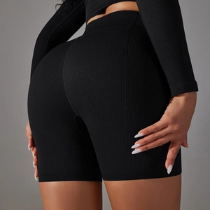 Dettaglio dei pantaloncini yoga neri senza cuciture a vita alta con trama a nido d'ape