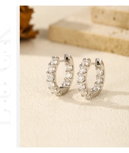 Dettaglio di orecchini a cerchio in argento sterling 925 con moissanite scintillante