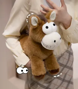 Gros plan d'une peluche de cheval marron avec un large sourire et de grands yeux expressifs