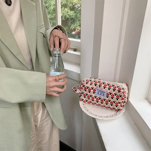 Détail de la trousse à maquillage en velours côtelé avec motif de tulipes rétro