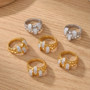 Bagues minimalistes en acier doré 18k avec zircons 5A et texture géométrique pyramidale