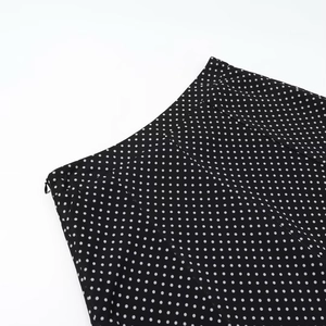 Detail der hohen Taille und des unsichtbaren Reißverschlusses am gepunkteten Rock