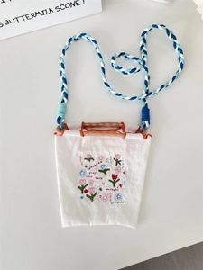 Détail du sac en tissu Oxford brodé avec corde bleue et motifs de tulipes