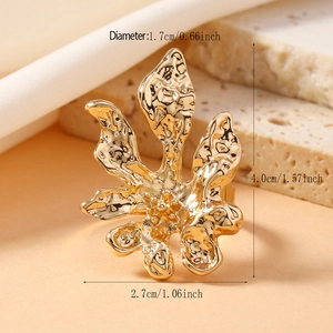 Macro detail of irregular gold leaf ring with dimensions 4.0cm height and 1.7cm diameter
