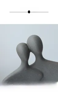 Dettaglio ravvicinato di figura astratta in ceramica con texture in pietra grigia