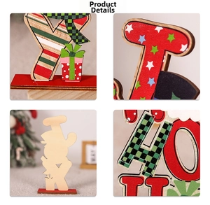 Dettaglio di decorazioni natalizie in legno con motivi dipinti e scatole regalo festive