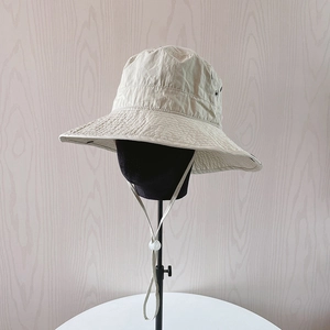 Chapeau de soleil unisexe beige en nylon à bord large avec cordon réglable extérieur