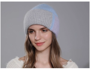 Dettaglio ravvicinato della maglia di un cappello invernale da donna in grigio, blu e viola