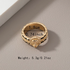 Detailed view of vintage lion head ring with 1.9cm inner diameter and 5.3g weight
