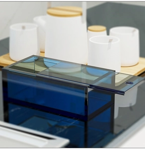 Gros plan d'une boîte de rangement en résine bleu foncé avec couvercle coulissant