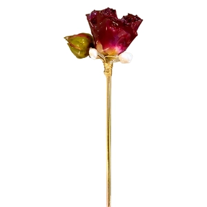 Spilla per capelli vintage con rosa rossa, perle e bacchetta dorata su sfondo bianco