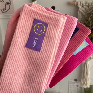 Chaussettes roses en maille côtelée pour femmes avec patch visage souriant jaune
