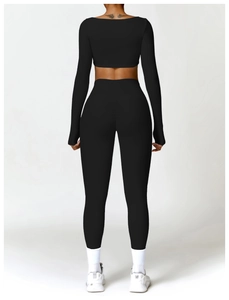 Λεπτομέρεια μαύρου μακρυμάνικου crop top και κολάν με τρύπες για τον αντίχειρα και εφέ scrunch