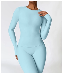 Détail de l'ensemble de yoga bleu clair en tissu brossé avec haut à manches longues et legging